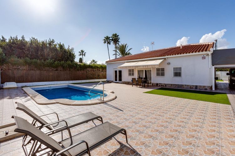 https://www.costablancahousing.com/wp-content/uploads/2023/12/Detached-villa-with-pool-and-800-m2-plot-4.jpg