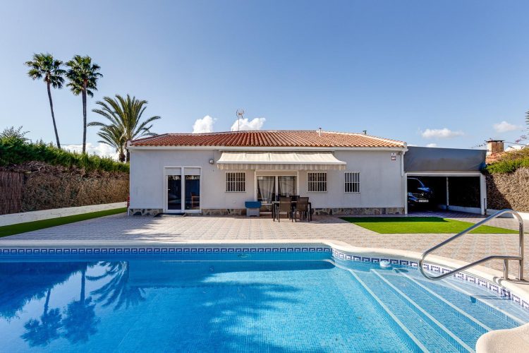 https://www.costablancahousing.com/wp-content/uploads/2023/12/Detached-villa-with-pool-and-800-m2-plot-2.jpg