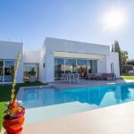 https://www.vzmmakelaar.com/images/viviendas/303/g_super-luxury-villa-almendro-las-colinas-1-.jpg