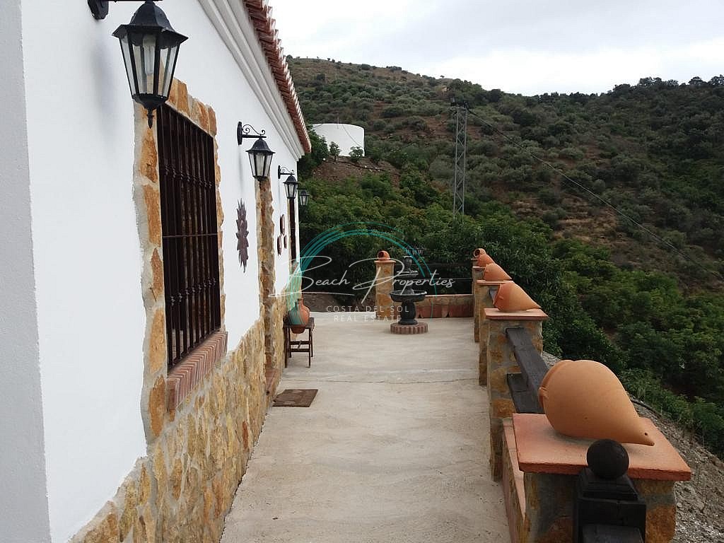 https://cdn.nerjabeachproperties.com/images/?tk=eqhMyXShXcGUwjtZj-469baa-92cfffd0-a6d3-47bf-8bda-c416bbbbbec8.jpg