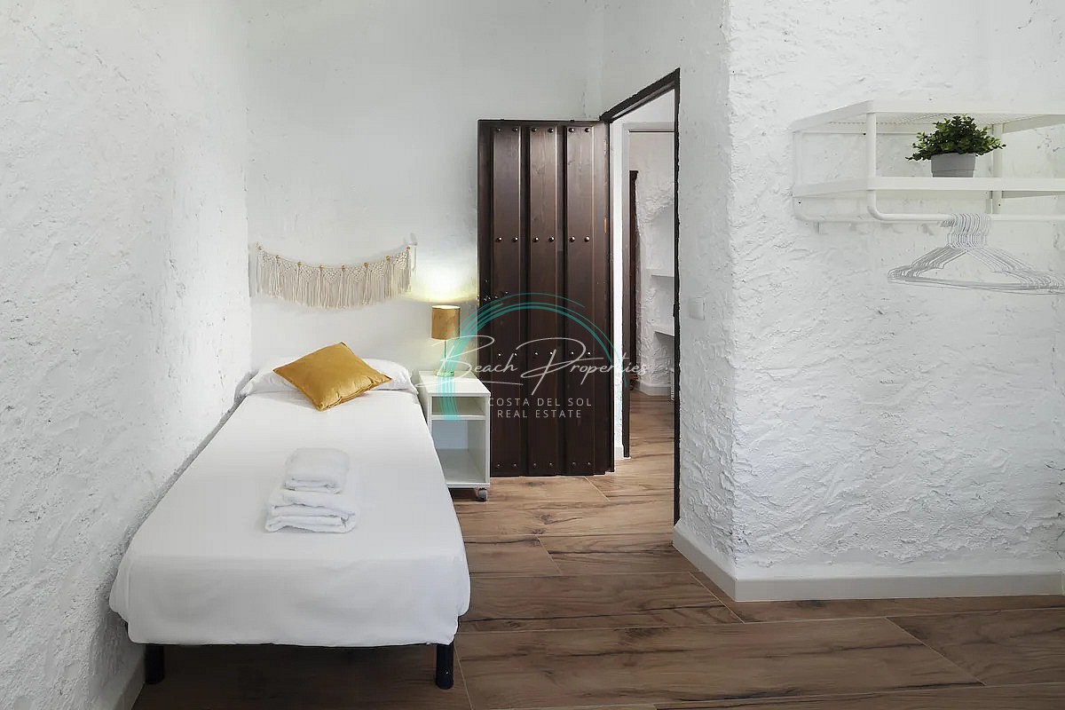 https://cdn.nerjabeachproperties.com/images/?tk=eqhMyXShXcGUjwAdj-8d105f-10b11919-e035-468e-b2c2-53da2fc37a29.jpg