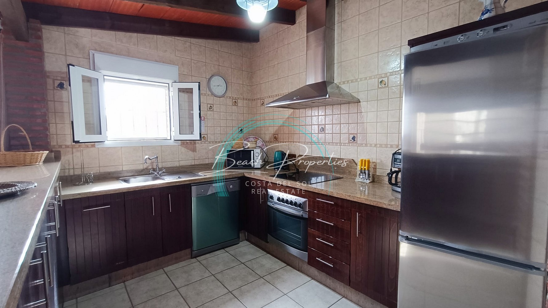 https://cdn.nerjabeachproperties.com/images/?tk=eqhMyXShXcGUwzddW-916981-82f4b07b-b86c-4f5b-b60e-c3f4cc1c37ac.jpg