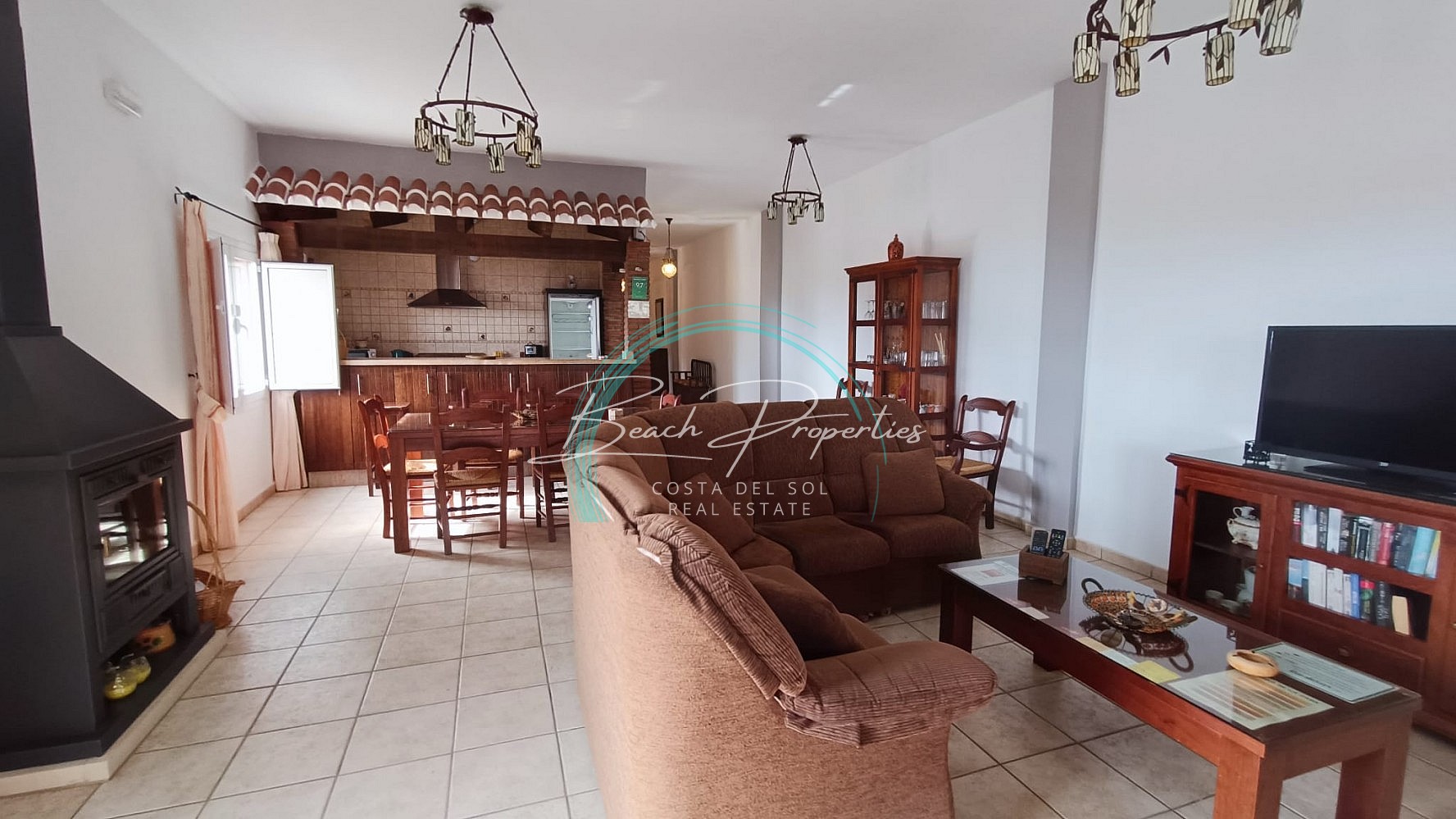 https://cdn.nerjabeachproperties.com/images/?tk=eqhMyXShXcGUwzddW-b133e-ba041c13-d600-490c-a9eb-634efc3f0bd8.jpg