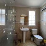 https://files.almeriahomes.com/propimgs/14/13753/l_207802.jpg