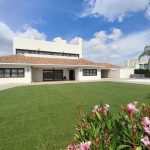 https://www.platinumpropertyspain.com/sites/001/images/29934-villa-for-sale-in-peraleja-golf-resort/29934-villa-for-sale-in-peraleja-golf-resort-21114846-large.jpg