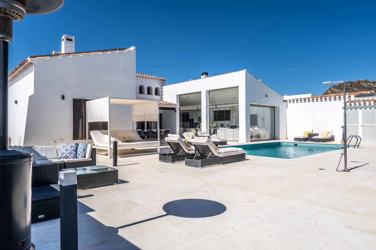 https://assetsrv.advanceagent.co.uk/1029/039e/e2cb24c5/5_bedroom_villa_for_sale_in_El_Valle_Golf__6__xlarge.jpg