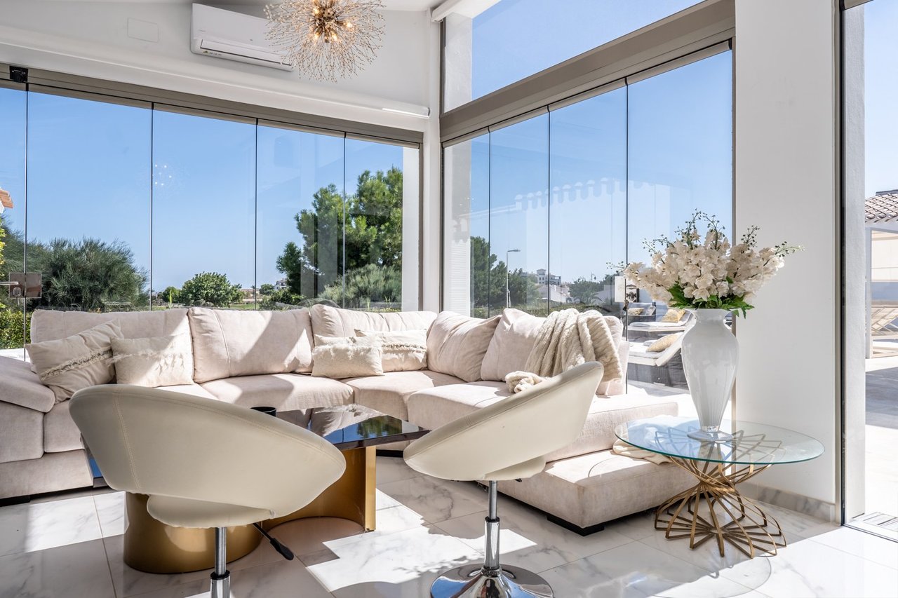 https://assetsrv.advanceagent.co.uk/1029/039e/261dd583/5_bedroom_villa_for_sale_in_El_Valle_Golf__8__xlarge.jpg