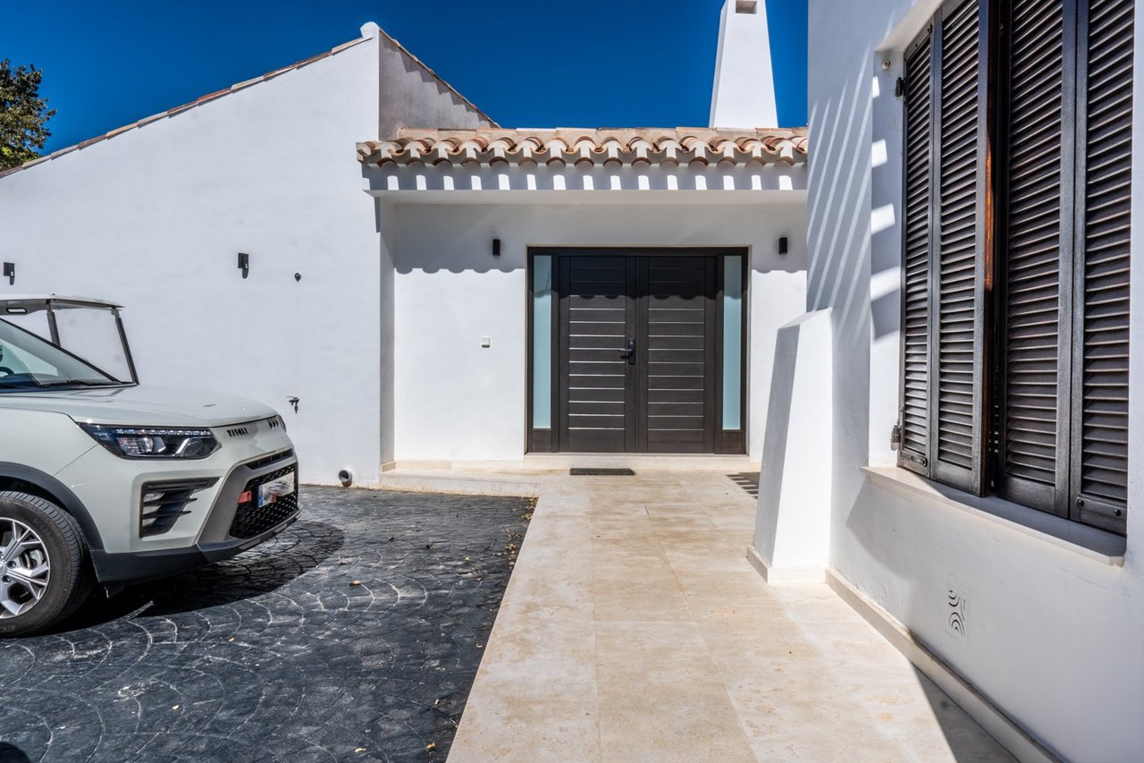 https://assetsrv.advanceagent.co.uk/1029/039e/8c6b7485/5_bedroom_villa_for_sale_in_El_Valle_Golf__7__xlarge.jpg