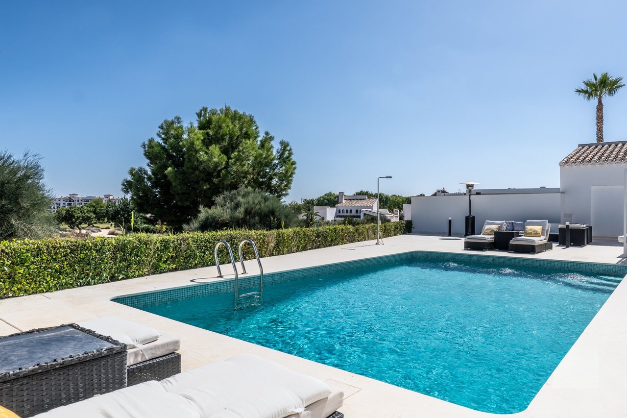 https://assetsrv.advanceagent.co.uk/1029/039e/890febe4/5_bedroom_villa_for_sale_in_El_Valle_Golf__4__xlarge.jpg