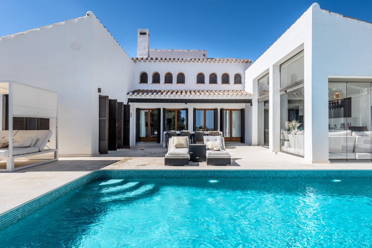 https://assetsrv.advanceagent.co.uk/1029/039e/6d670c3f/5_bedroom_villa_for_sale_in_El_Valle_Golf__9__xlarge.jpg
