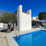 https://www.platinumpropertyspain.com/sites/001/images/30234-villa-for-sale-in-peraleja-golf-resort/30234-villa-for-sale-in-peraleja-golf-resort-22018350-large.jpg