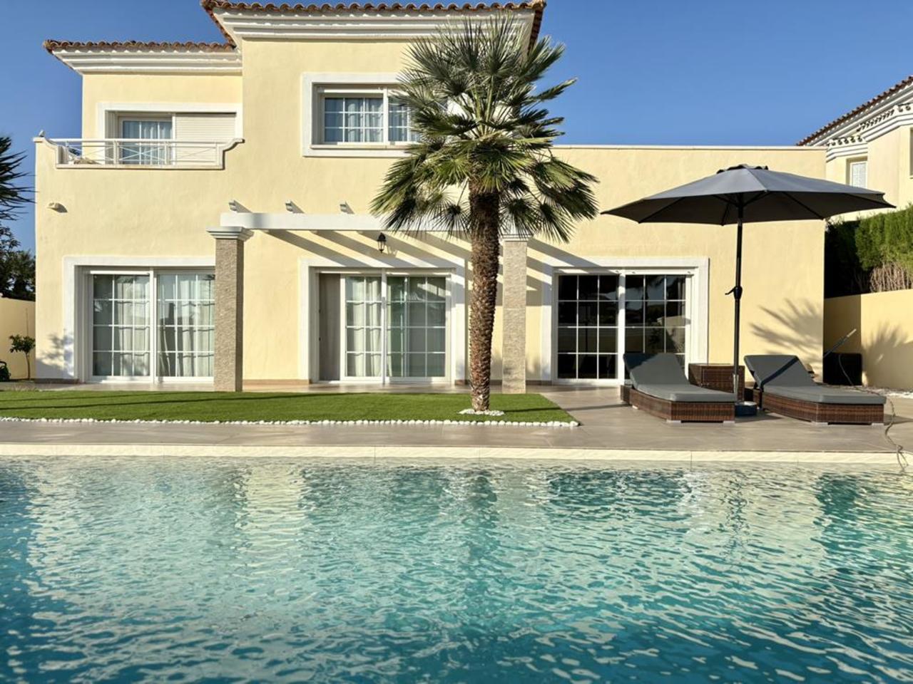 https://assetsrv.advanceagent.co.uk/1029/039e/a51bd2b8/4_Bedroom_villa_for_sale_in_Altaona_Golf_Murcia__62___Copy__xlarge.JPEG