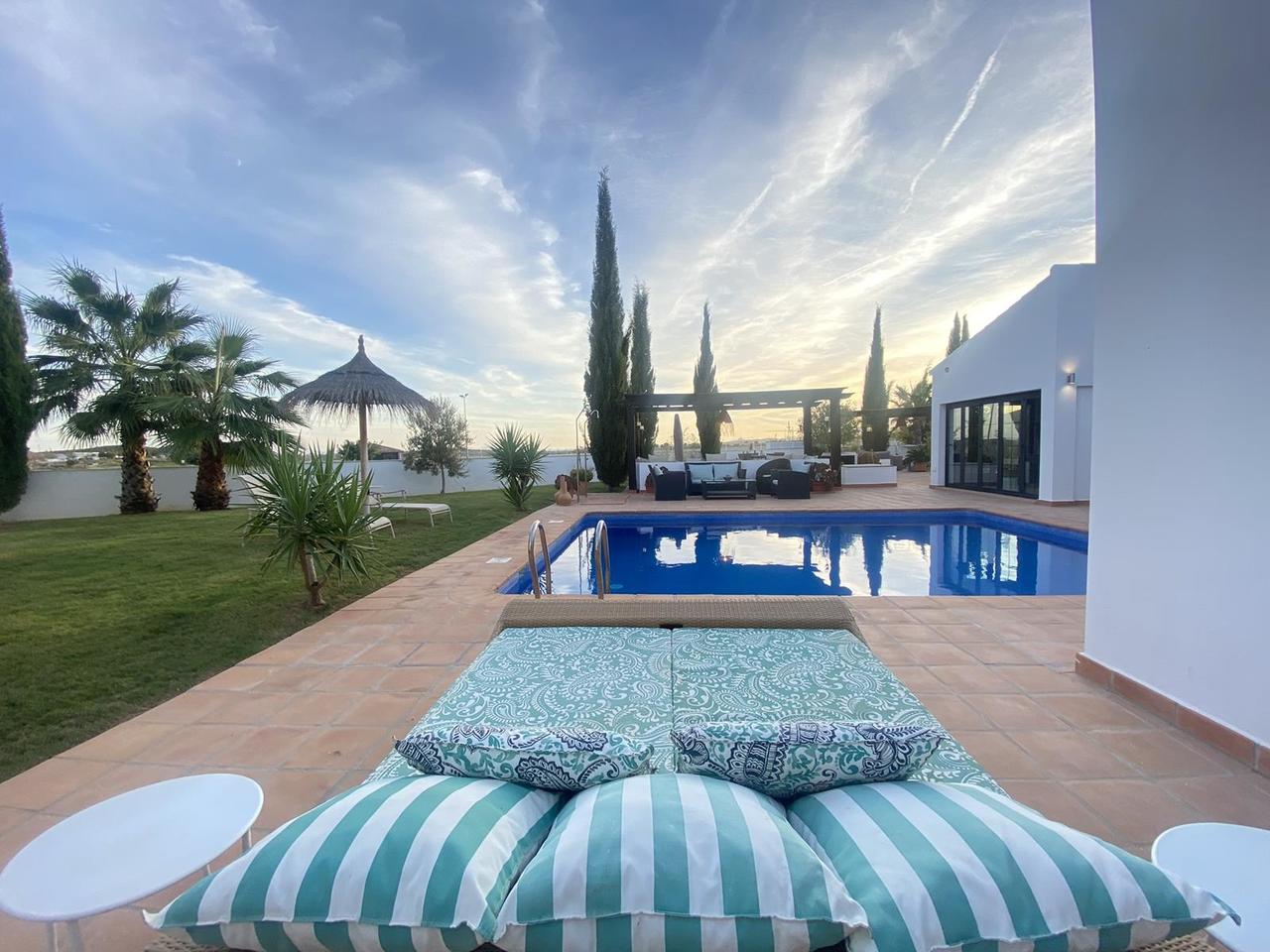 https://assetsrv.advanceagent.co.uk/1029/039e/83fae922/5_bedroom_villa_for_sale_in_El_Valle_Golf__murcia___7__xlarge.JPEG