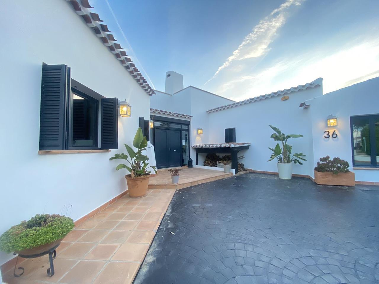 https://assetsrv.advanceagent.co.uk/1029/039e/8269b2d5/5_bedroom_villa_for_sale_in_El_Valle_Golf__murcia___2__xlarge.JPG