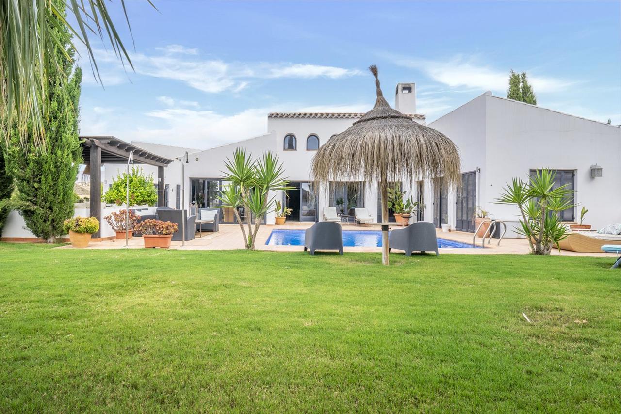 https://assetsrv.advanceagent.co.uk/1029/039e/a62bd308/5_bedroom_villa_for_sale_in_El_Valle_Golf__murcia___2__xlarge.JPEG
