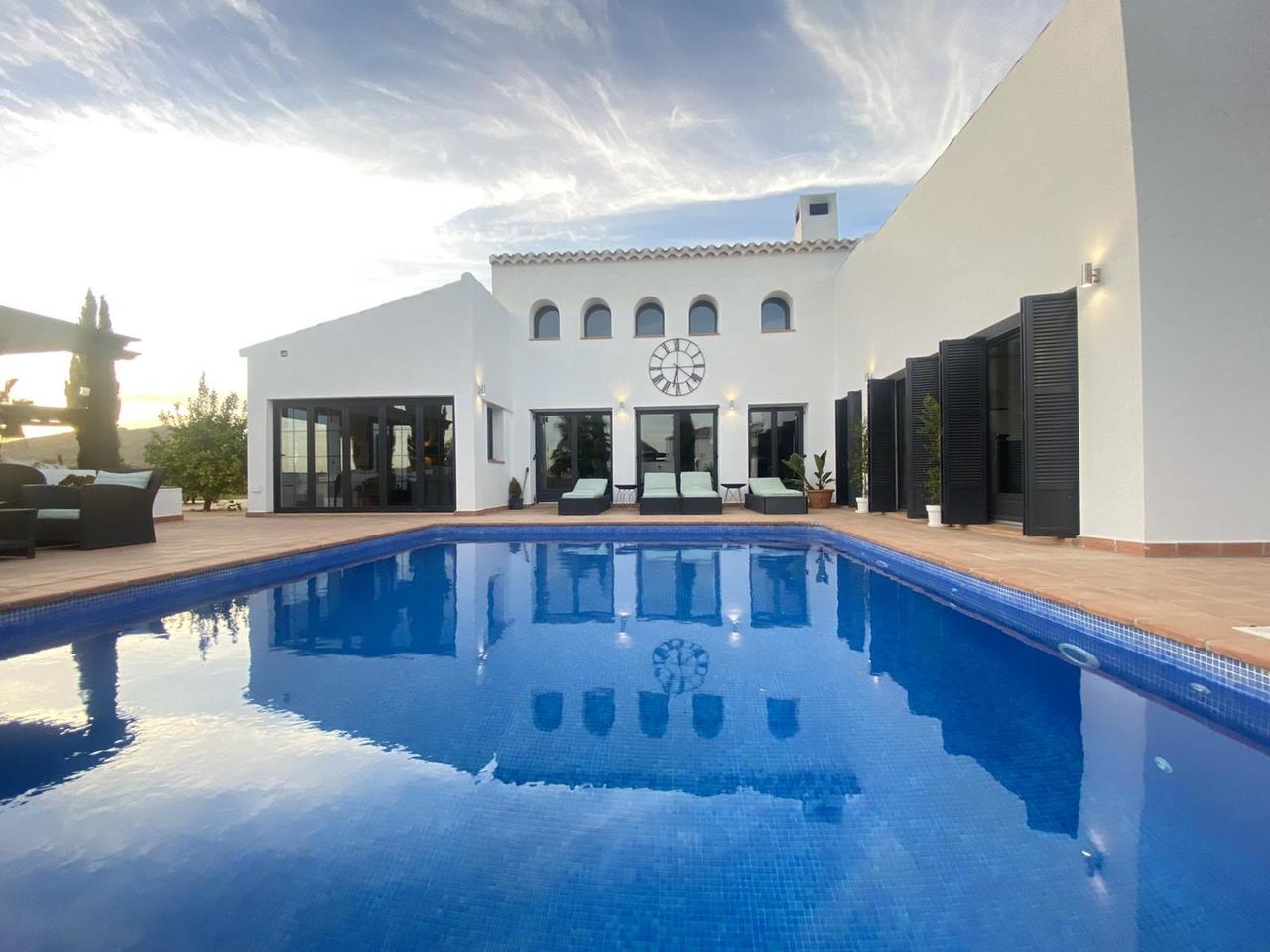 https://assetsrv.advanceagent.co.uk/843/039e/55289a4a/5_bedroom_villa_for_sale_in_El_Valle_Golf__murcia___8__xlarge.JPEG