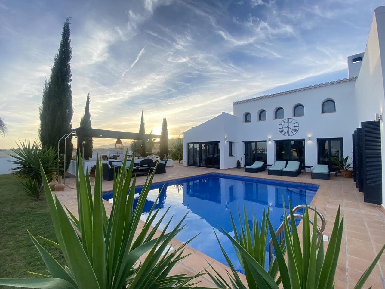 https://assetsrv.advanceagent.co.uk/843/039e/63171181/5_bedroom_villa_for_sale_in_El_Valle_Golf__murcia___5__xlarge.JPG
