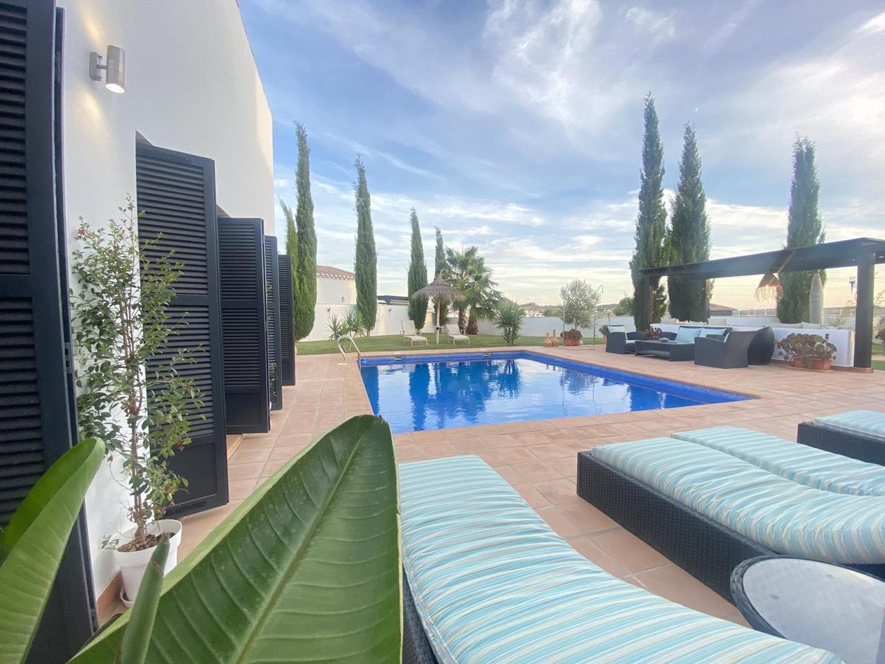 https://assetsrv.advanceagent.co.uk/843/039e/83fae922/5_bedroom_villa_for_sale_in_El_Valle_Golf__murcia___7__xlarge.JPEG