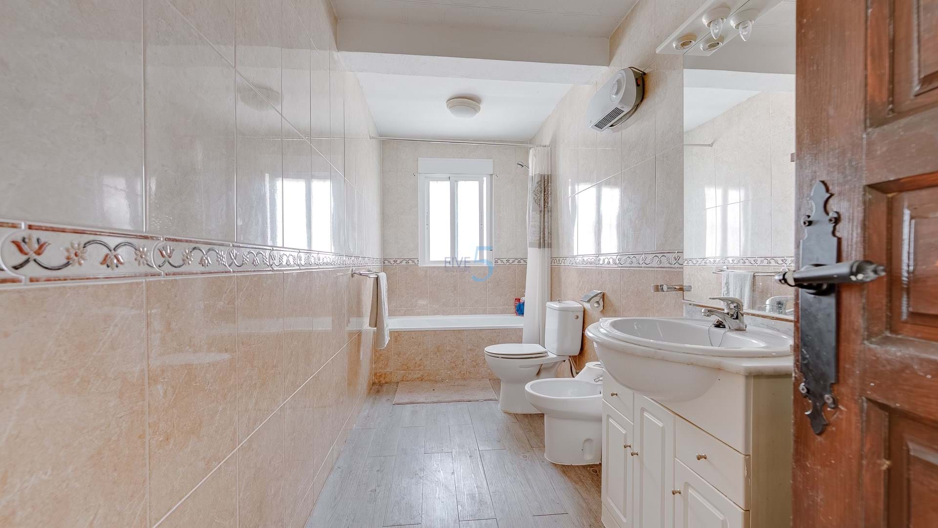 https://cdn.proppy.app/propertyphotos/2990/9f153641-d200-4581-87d6-15a0dd5c41c5/744619/aae5bdb0-19af-4fb6-ae0e-2d0fe4bc6394.jpg