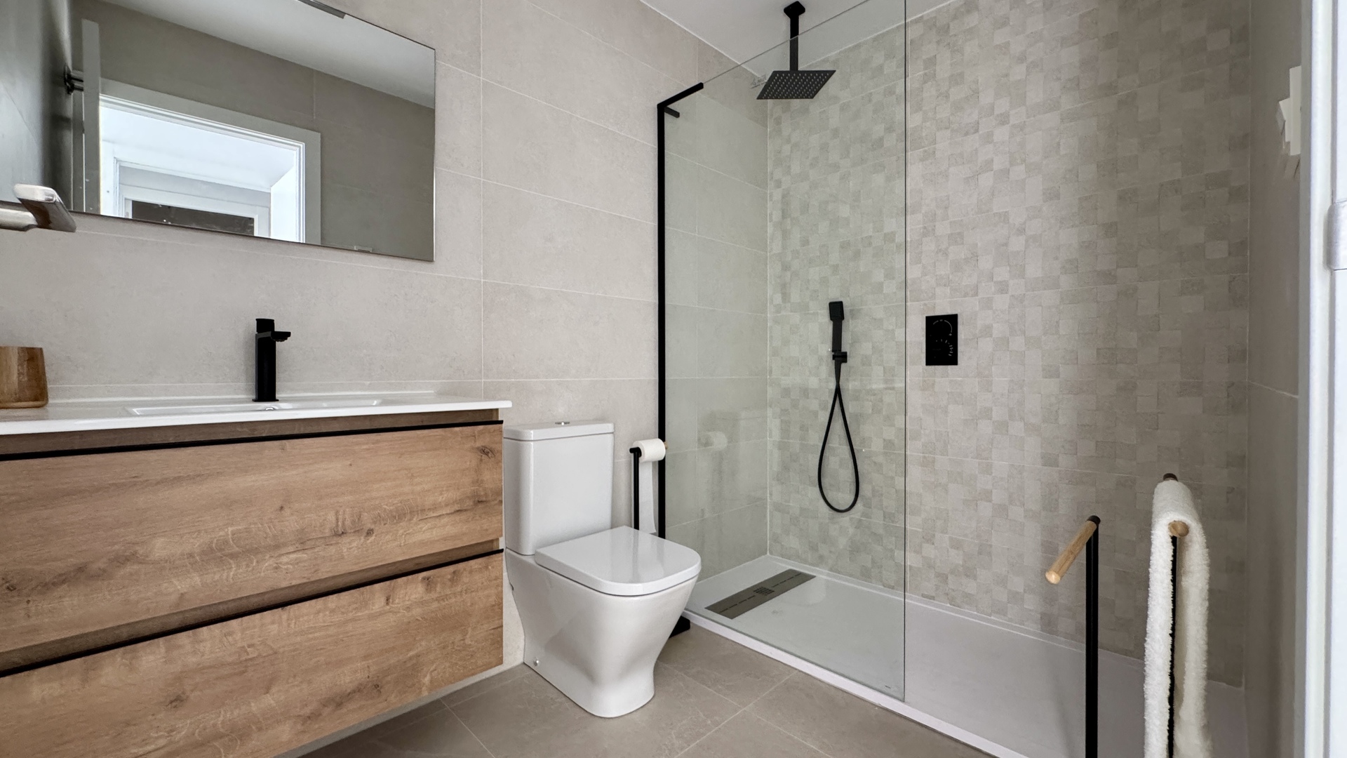 https://medianewbuild.com/file/hh-media-bucket/developments_v2/34804911/media/images/indoor/10.jpg