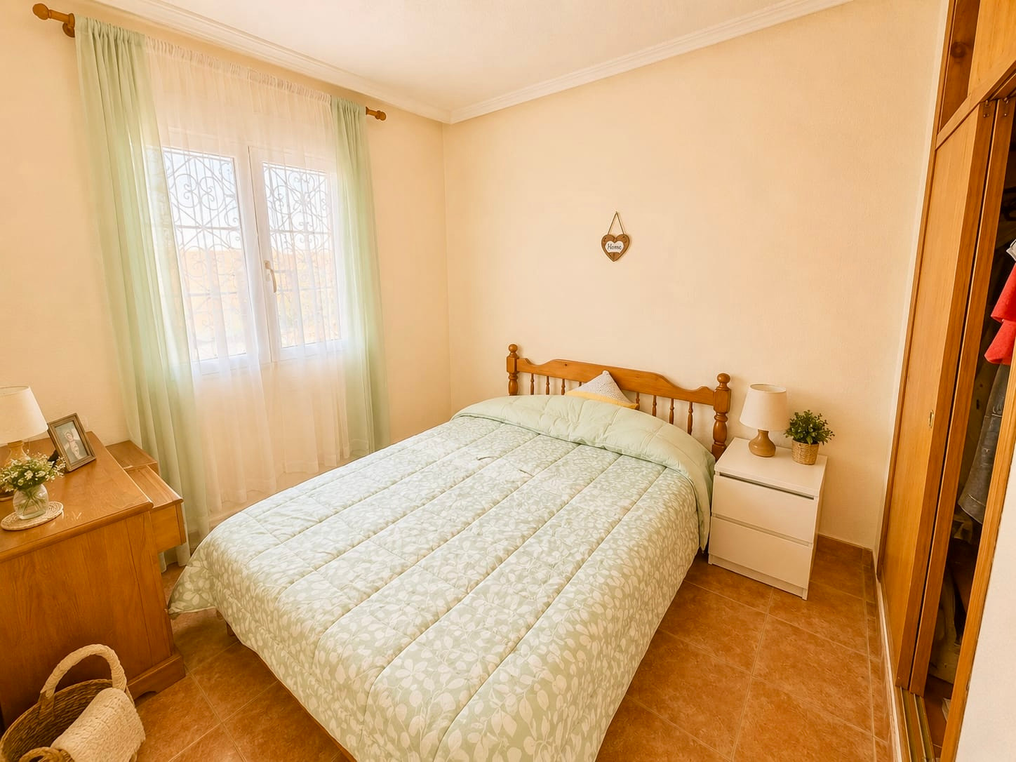 https://production-kyero-property-images.s3.amazonaws.com/20827/20827767/414726479_original.jpg?checksum=67b967e4e814e58e2b24a0c341b75f5d5a2c377e