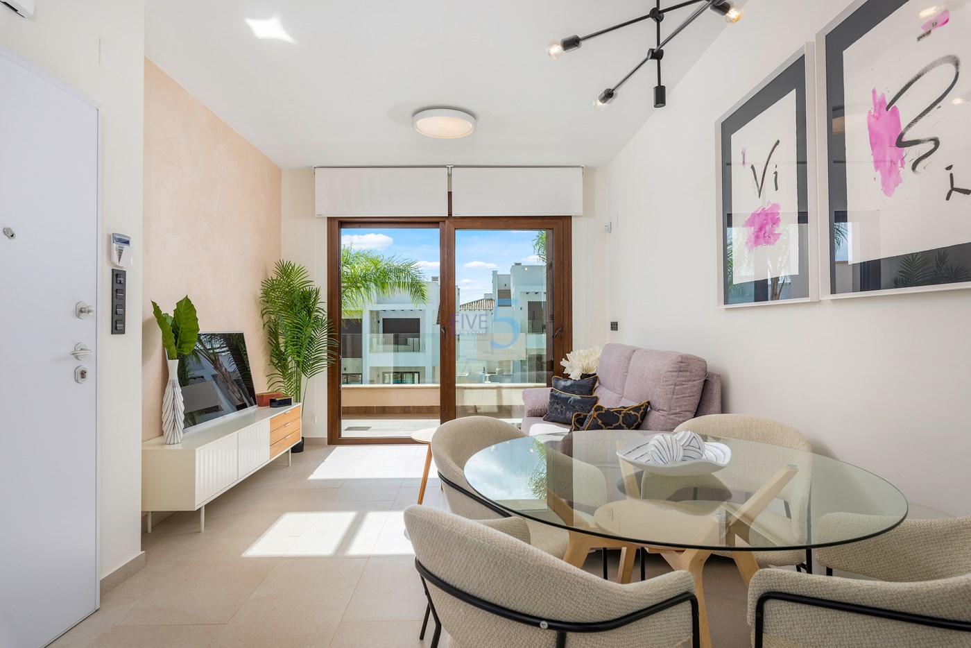 https://cdn.proppy.app/propertyphotos/2990/9f153641-d200-4581-87d6-15a0dd5c41c5/747753/5f2f326b-8323-4dc8-884e-5efae23a1f62.jpg