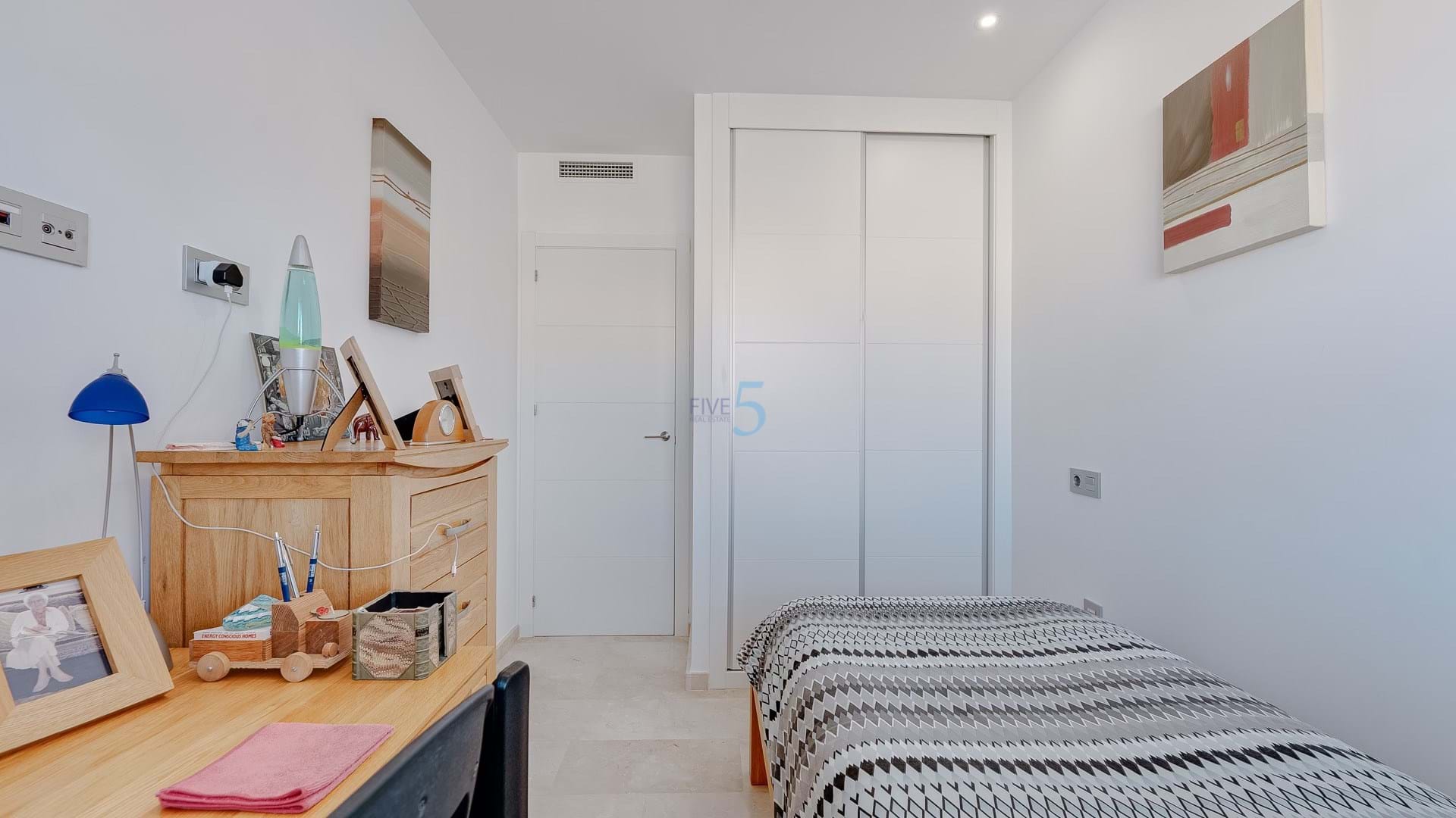 https://cdn.proppy.app/propertyphotos/2990/9f153641-d200-4581-87d6-15a0dd5c41c5/747481/a42b4d20-2164-48d0-ac7f-8fff29b9cf5e.jpg