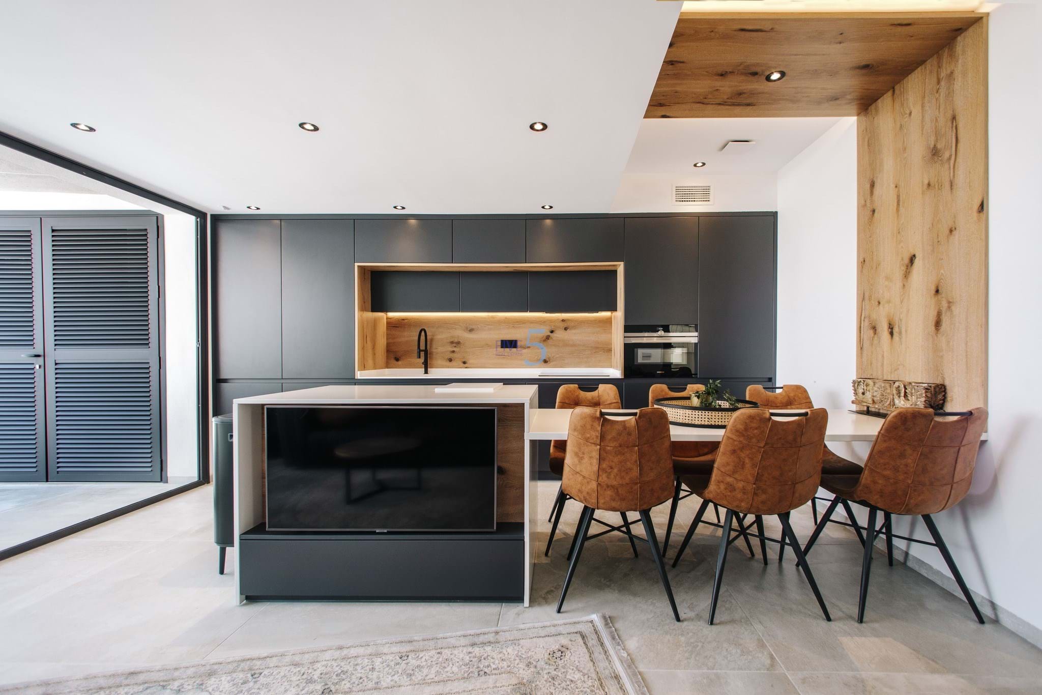 https://cdn.proppy.app/propertyphotos/2990/9f153641-d200-4581-87d6-15a0dd5c41c5/747944/e59bd314-99fc-42a3-a893-d22e077ec4fb.jpg