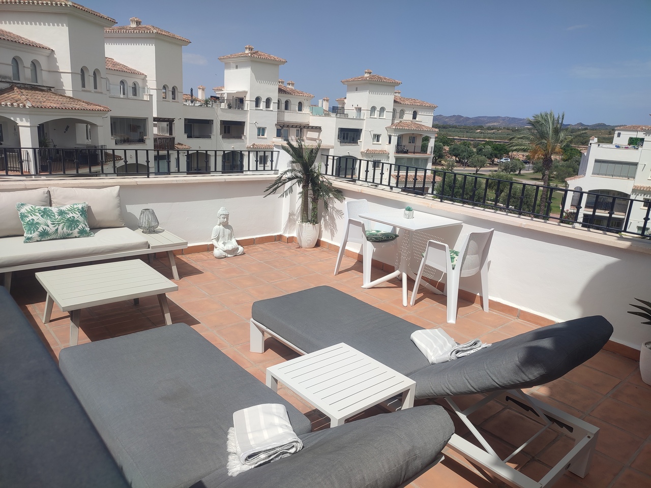https://www.platinumpropertyspain.com/sites/001/images/31360-penthouse-for-sale-in-hacienda-riquelme-golf-resort/31360-penthouse-for-sale-in-hacienda-riquelme-golf-resort-26462268-large.jpg