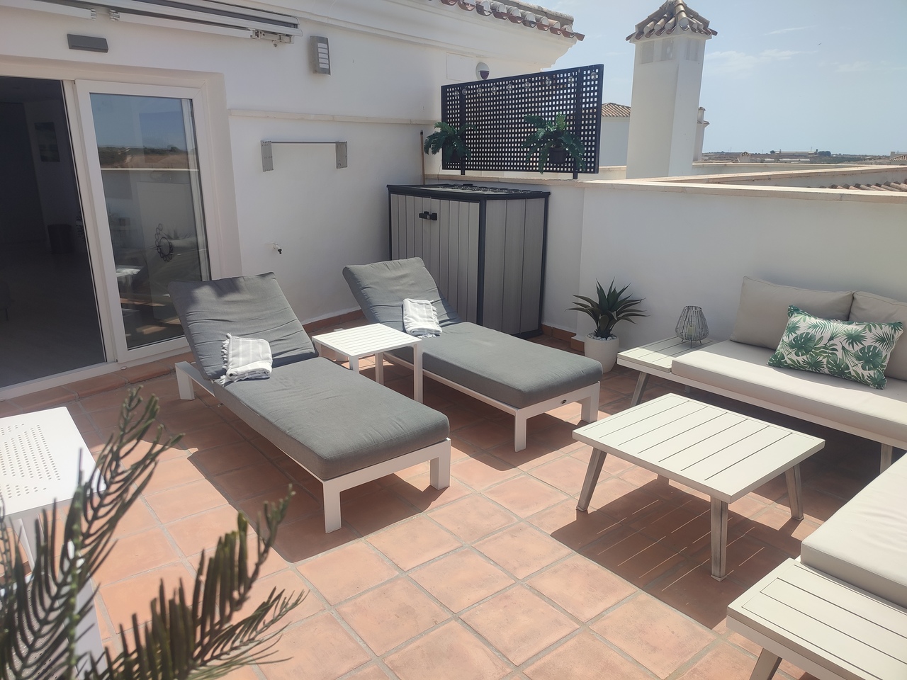 https://www.platinumpropertyspain.com/sites/001/images/31360-penthouse-for-sale-in-hacienda-riquelme-golf-resort/31360-penthouse-for-sale-in-hacienda-riquelme-golf-resort-26462271-large.jpg