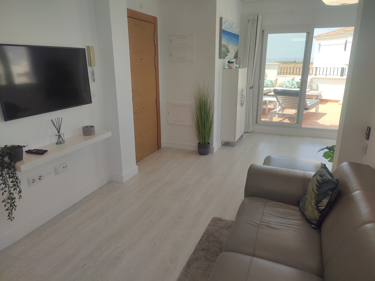 https://www.platinumpropertyspain.com/sites/001/images/31360-penthouse-for-sale-in-hacienda-riquelme-golf-resort/31360-penthouse-for-sale-in-hacienda-riquelme-golf-resort-26462274-large.jpg