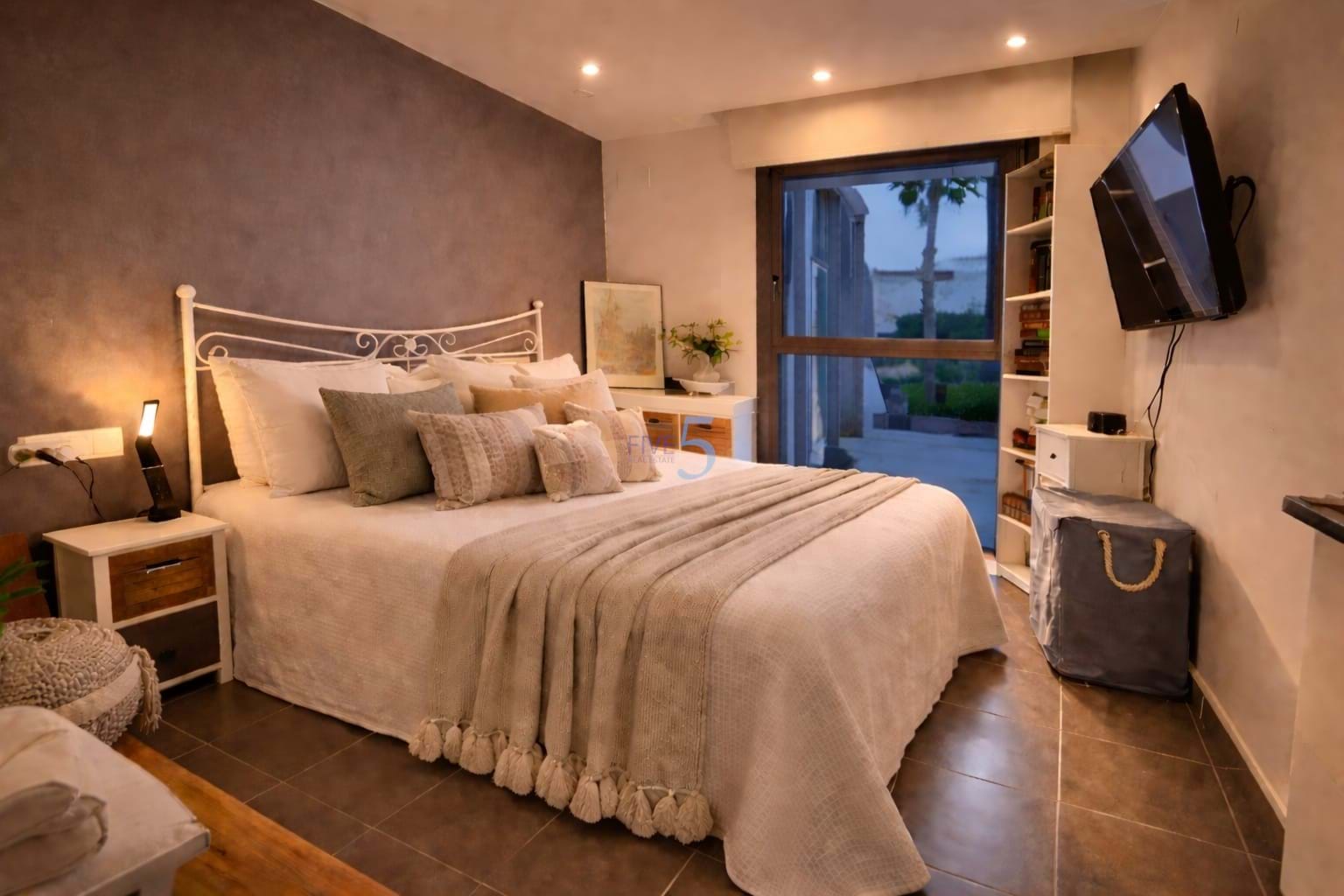 https://cdn.proppy.app/propertyphotos/2990/9f153641-d200-4581-87d6-15a0dd5c41c5/739944/24262a5a-6c10-4fb7-8624-cd5bf77b4f1f.jpg