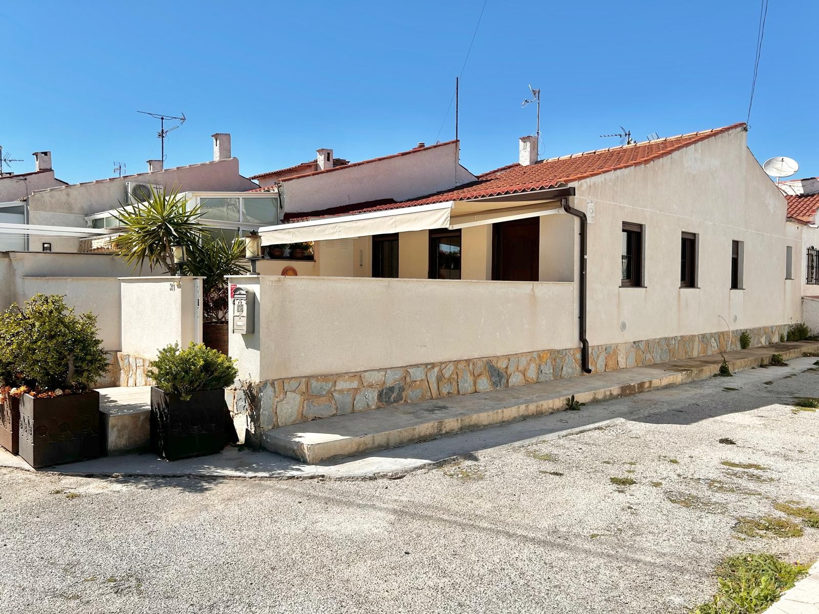 https://production-kyero-property-images.s3.amazonaws.com/20712/20712825/411817669_original.jpg?checksum=8f96204f68de246226195cfcec38ec02af379d41