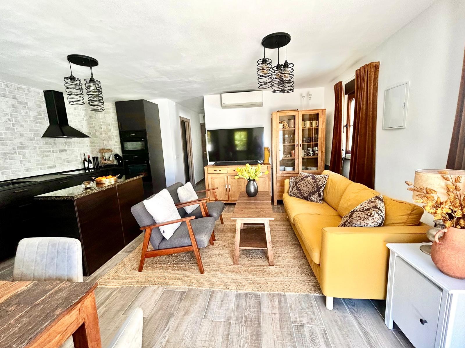 https://production-kyero-property-images.s3.amazonaws.com/20712/20712825/411817676_original.jpg?checksum=7e0fb3df55581364a94de21c165aaab3a9d7cd7a