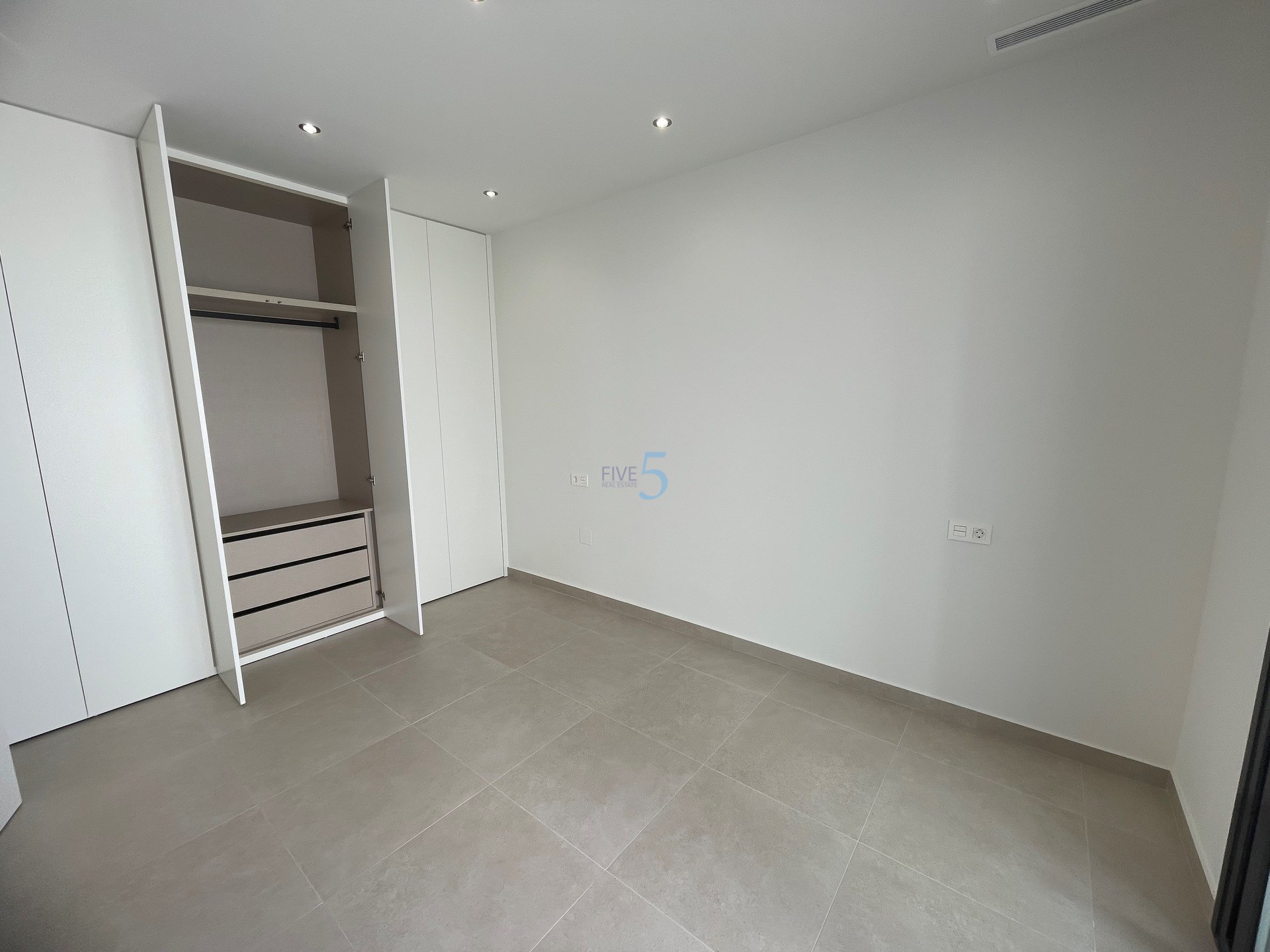 https://cdn.proppy.app/propertyphotos/2990/9f153641-d200-4581-87d6-15a0dd5c41c5/748069/790ae1c4-cfd6-4420-9b4b-494cc3081471.jpg
