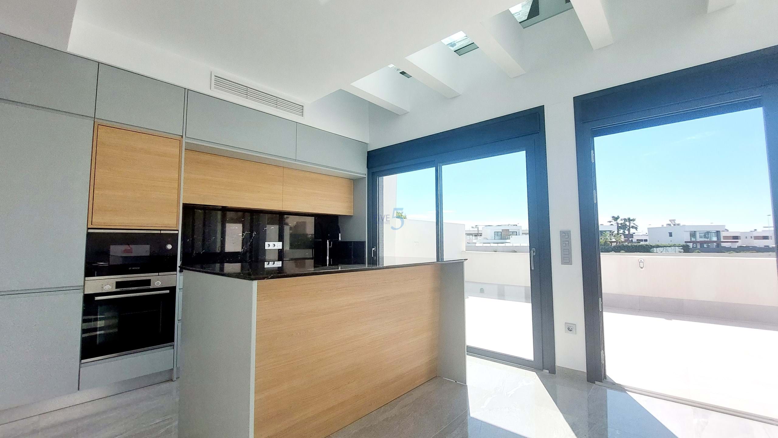 https://cdn.proppy.app/propertyphotos/2990/9f153641-d200-4581-87d6-15a0dd5c41c5/599812/0c1de80a-4ccb-477d-a779-85072a8f3546.jpg