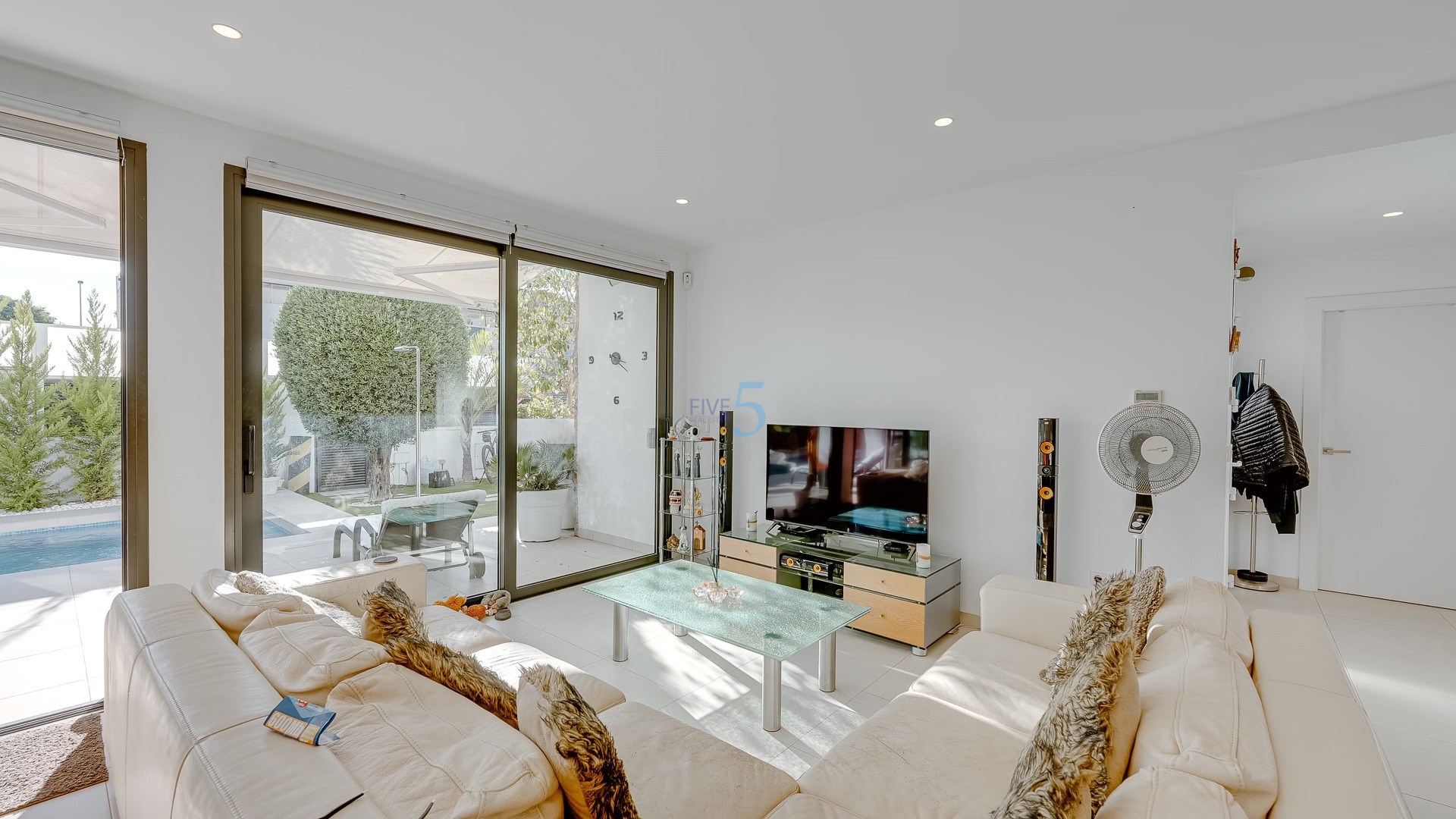 https://cdn.proppy.app/propertyphotos/2990/9f153641-d200-4581-87d6-15a0dd5c41c5/598986/eb6bab98-5e22-4b4c-a819-acef94b011f8.jpg
