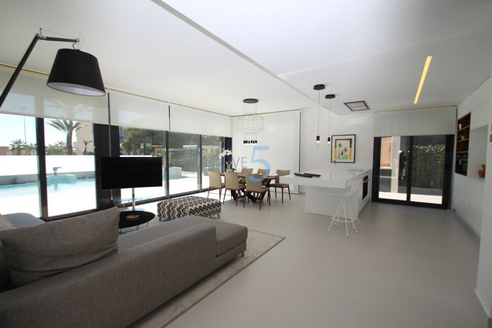 https://cdn.proppy.app/propertyphotos/2990/9f153641-d200-4581-87d6-15a0dd5c41c5/747987/9a8fc475-7822-4368-ab19-ec0983882cf8.jpg