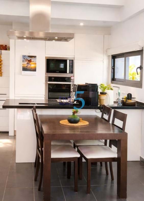 https://cdn.proppy.app/propertyphotos/2990/9f153641-d200-4581-87d6-15a0dd5c41c5/739944/b54ffe6f-7e74-467c-a968-23d20127abb1.jpg