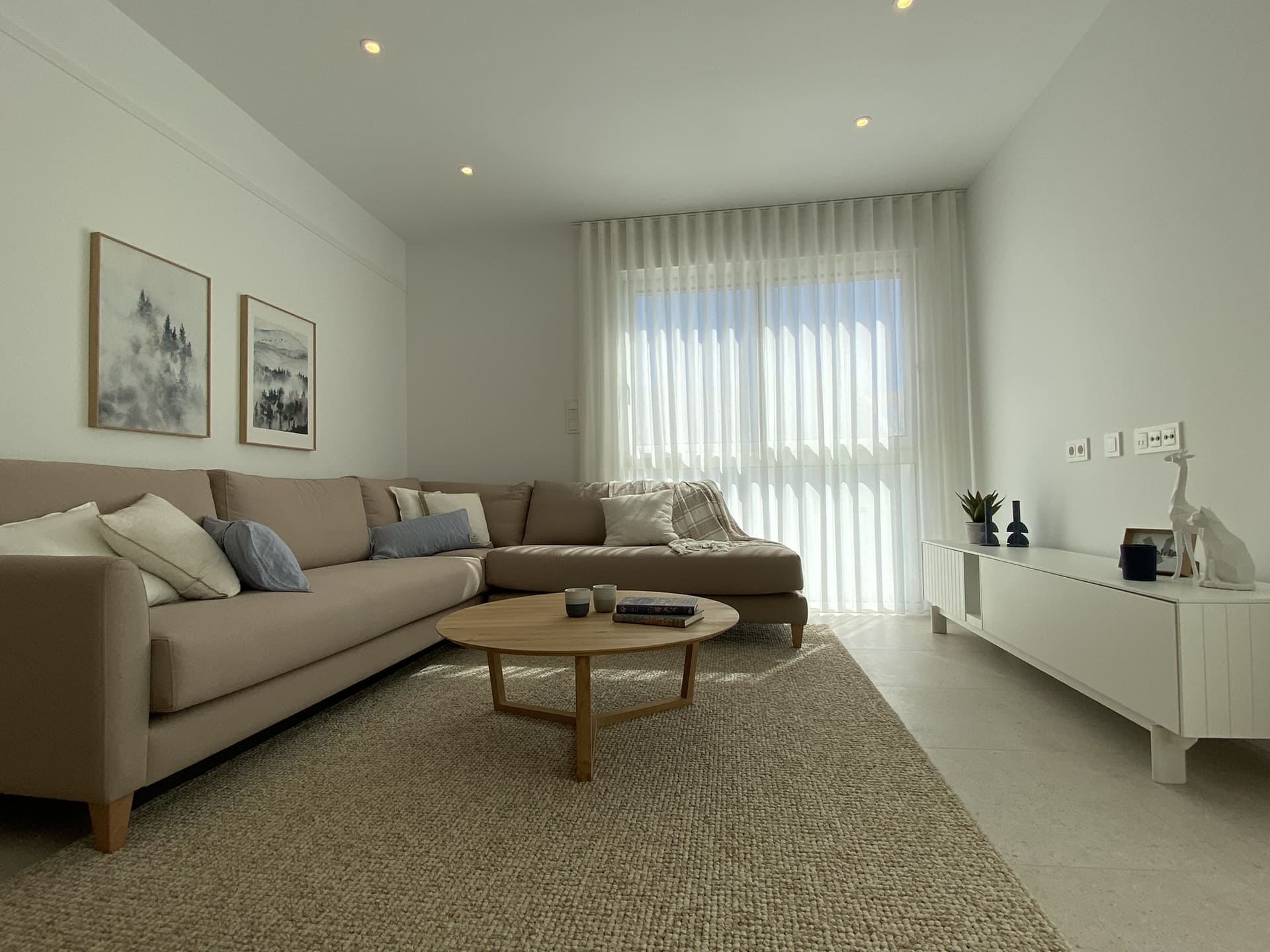 https://medianewbuild.com/file/hh-media-bucket/developments_v2/62773019/media/images/indoor/1.jpg