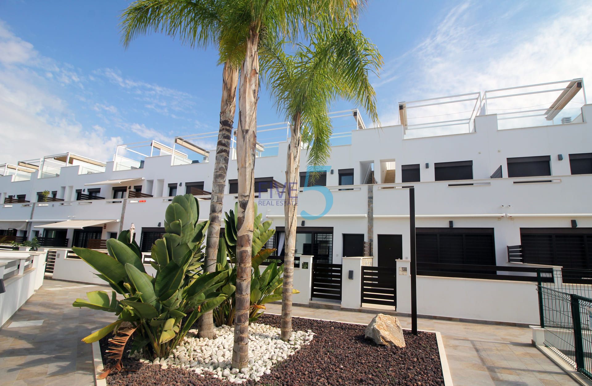 https://cdn.proppy.app/propertyphotos/2990/9f153641-d200-4581-87d6-15a0dd5c41c5/748007/91a1b42c-04ec-4811-9572-da1e9e69b392.jpg