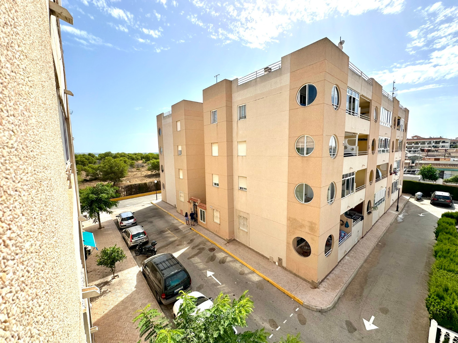 https://production-kyero-property-images.s3.amazonaws.com/21095/21095746/421589567_original.jpg?checksum=d8427c3a7869a4bc02ee87401d4555662cd2f90d