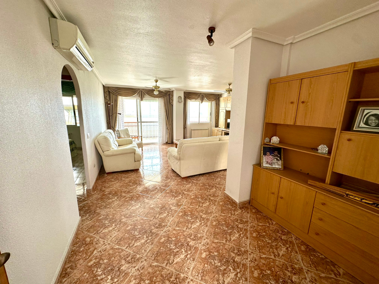 https://production-kyero-property-images.s3.amazonaws.com/21095/21095746/421589568_original.jpg?checksum=983cfe812601bbd3af731f475861e11b2575c7e8