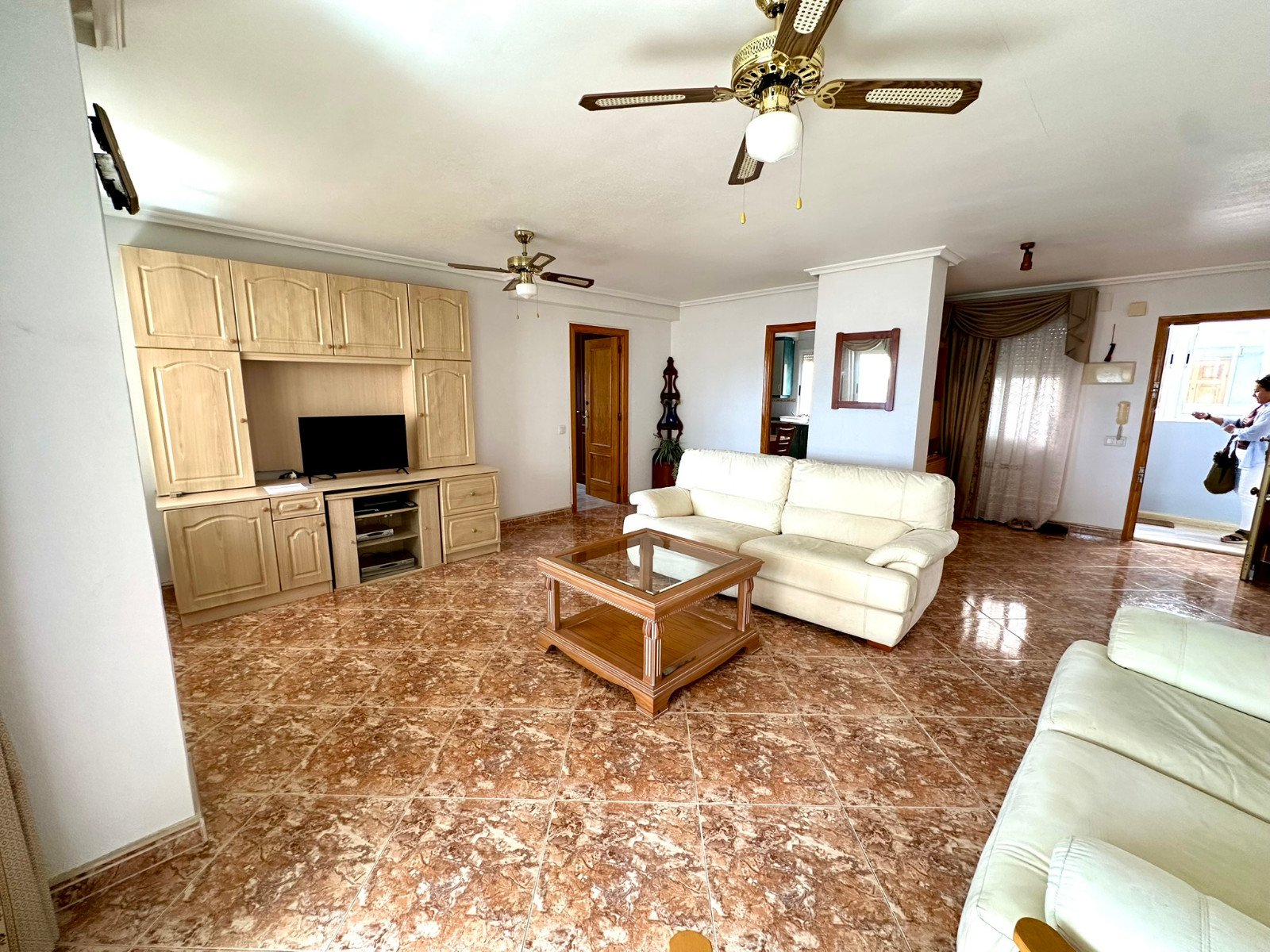https://production-kyero-property-images.s3.amazonaws.com/21095/21095746/421589569_original.jpg?checksum=fd3b189b4a12d7485525736b93afe91c496bfa5b