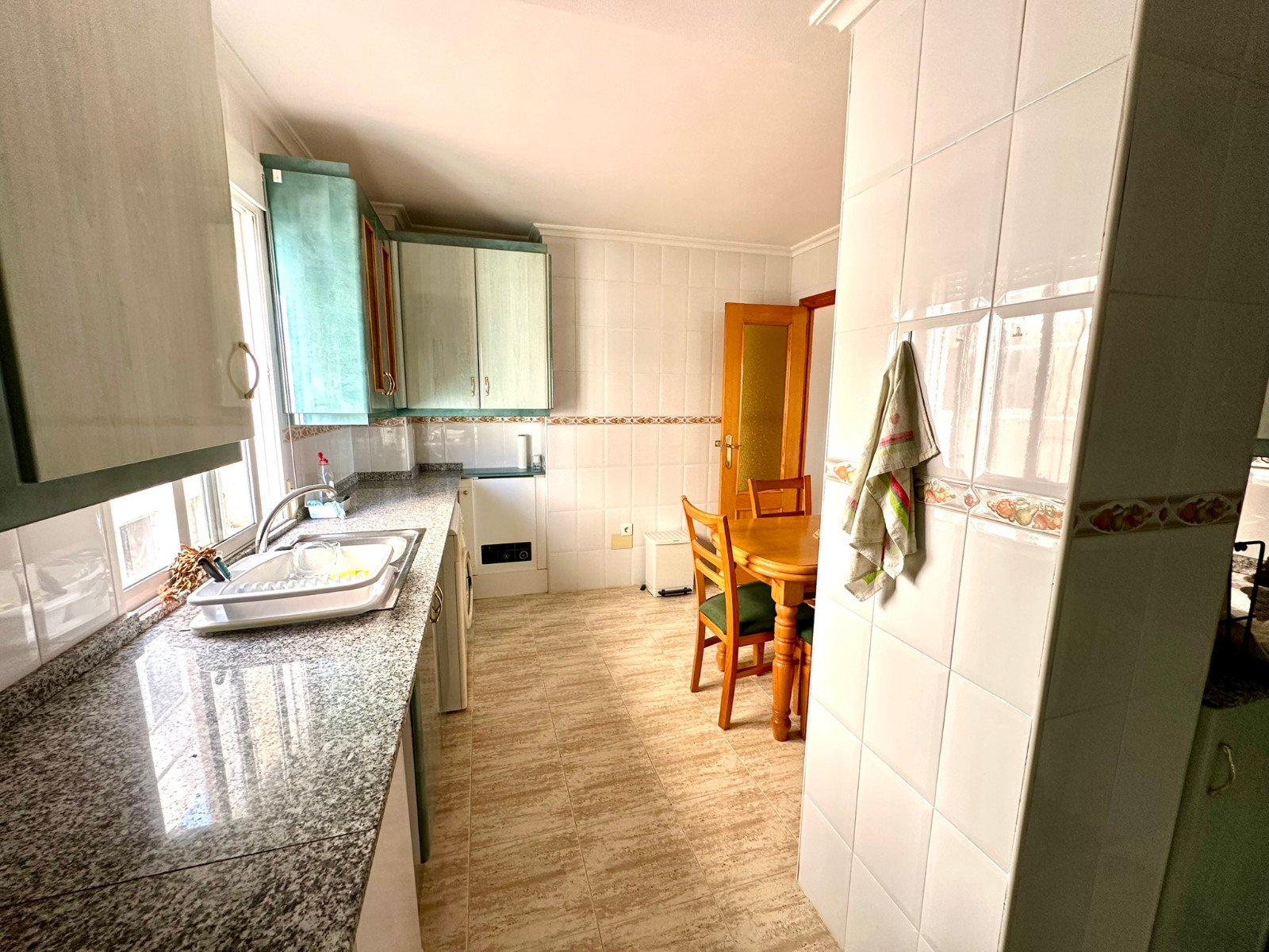 https://production-kyero-property-images.s3.amazonaws.com/21095/21095746/421589571_original.jpg?checksum=db18f1f07334bf3965511ba7de34520bc8bb7108
