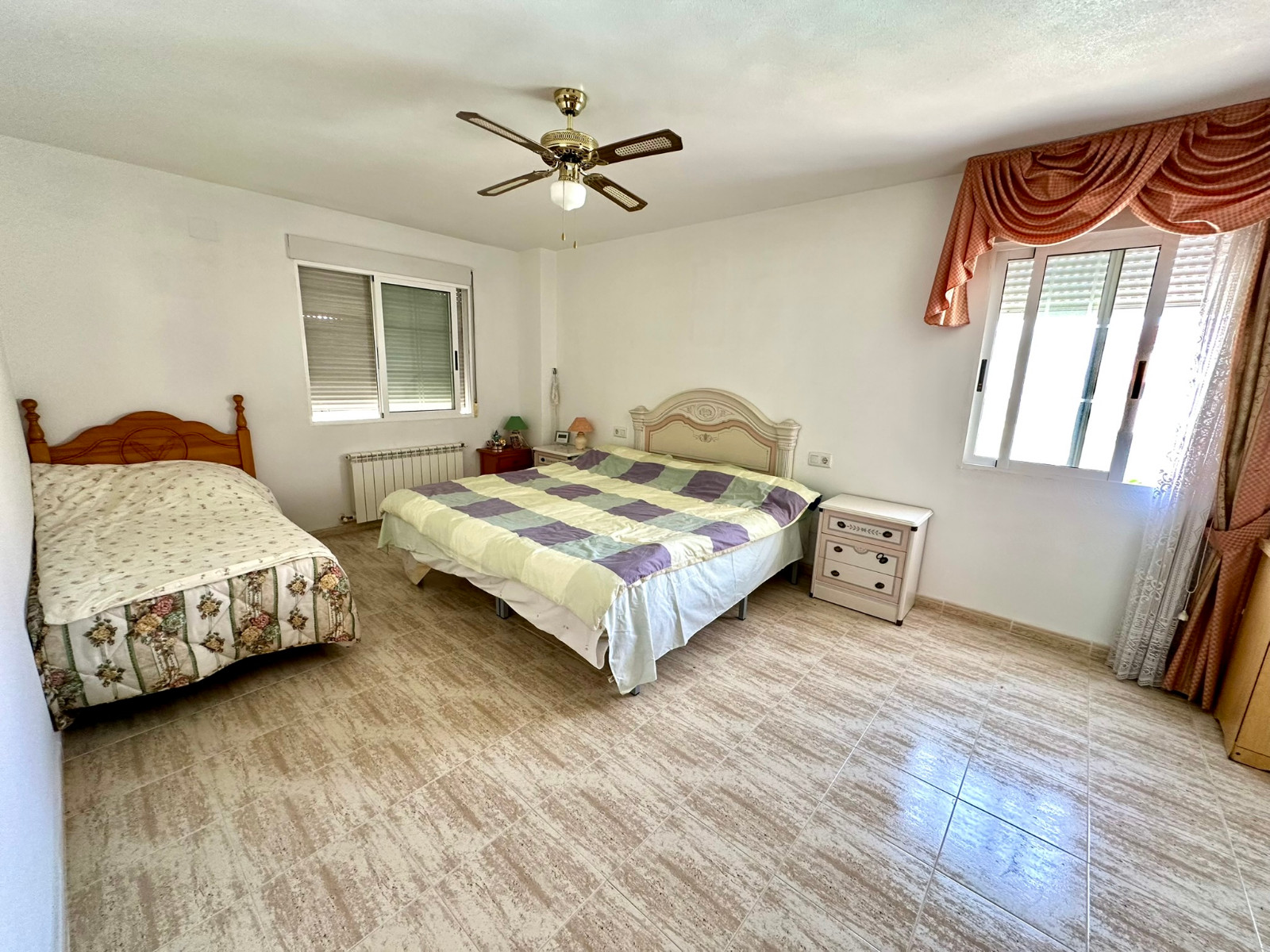 https://production-kyero-property-images.s3.amazonaws.com/21095/21095746/421589574_original.jpg?checksum=149e05690dc192a831668801494dff8478a0d7ea