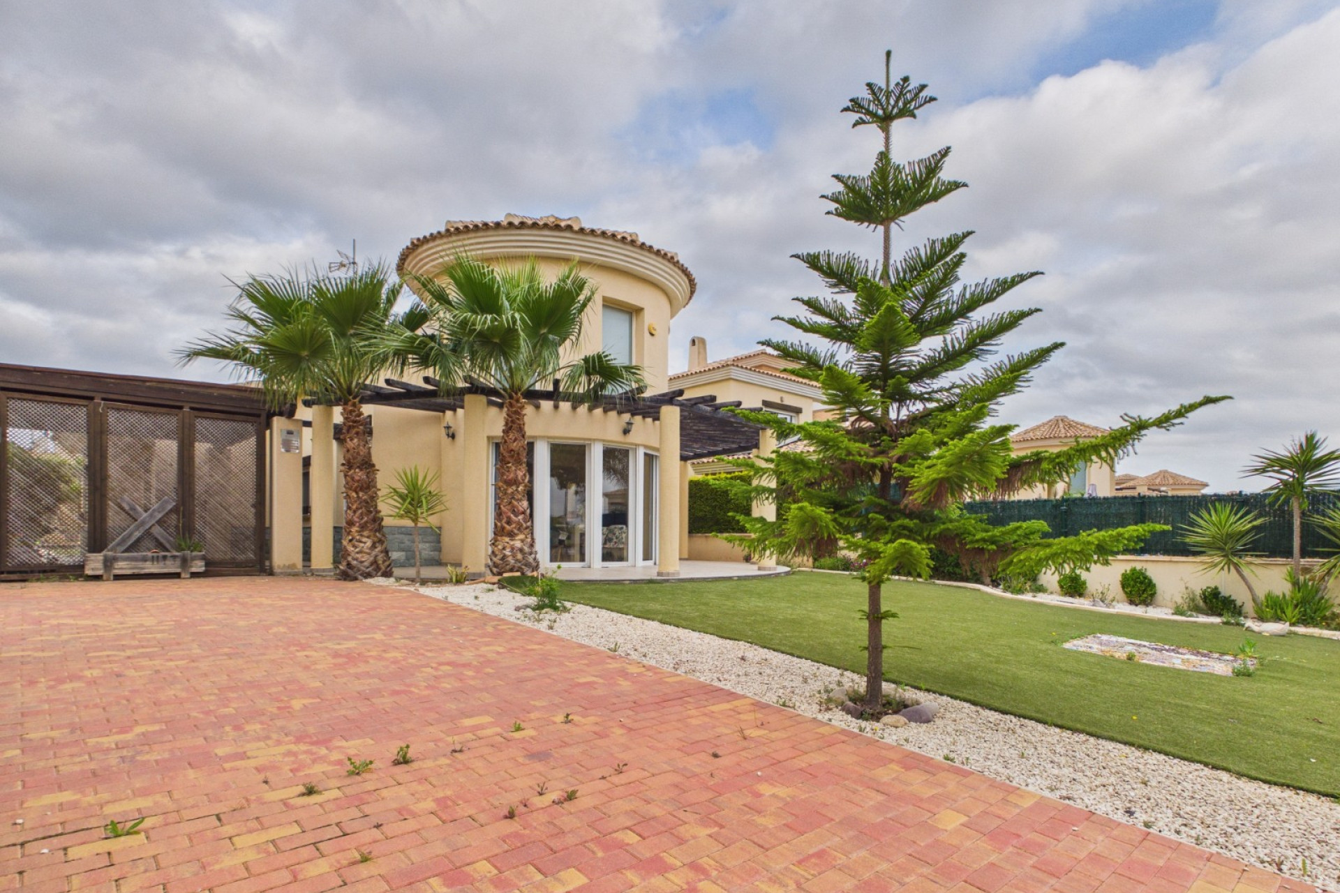 http://landmarkinternational.co.uk/media/images/properties/thumbnails/61635_xl.jpg