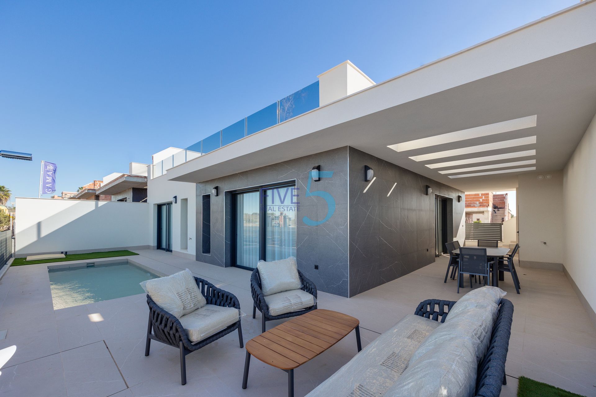 https://cdn.proppy.app/propertyphotos/2990/9f153641-d200-4581-87d6-15a0dd5c41c5/748216/68d4bc97-c297-4ef2-8c3e-6fe459095d04.jpg