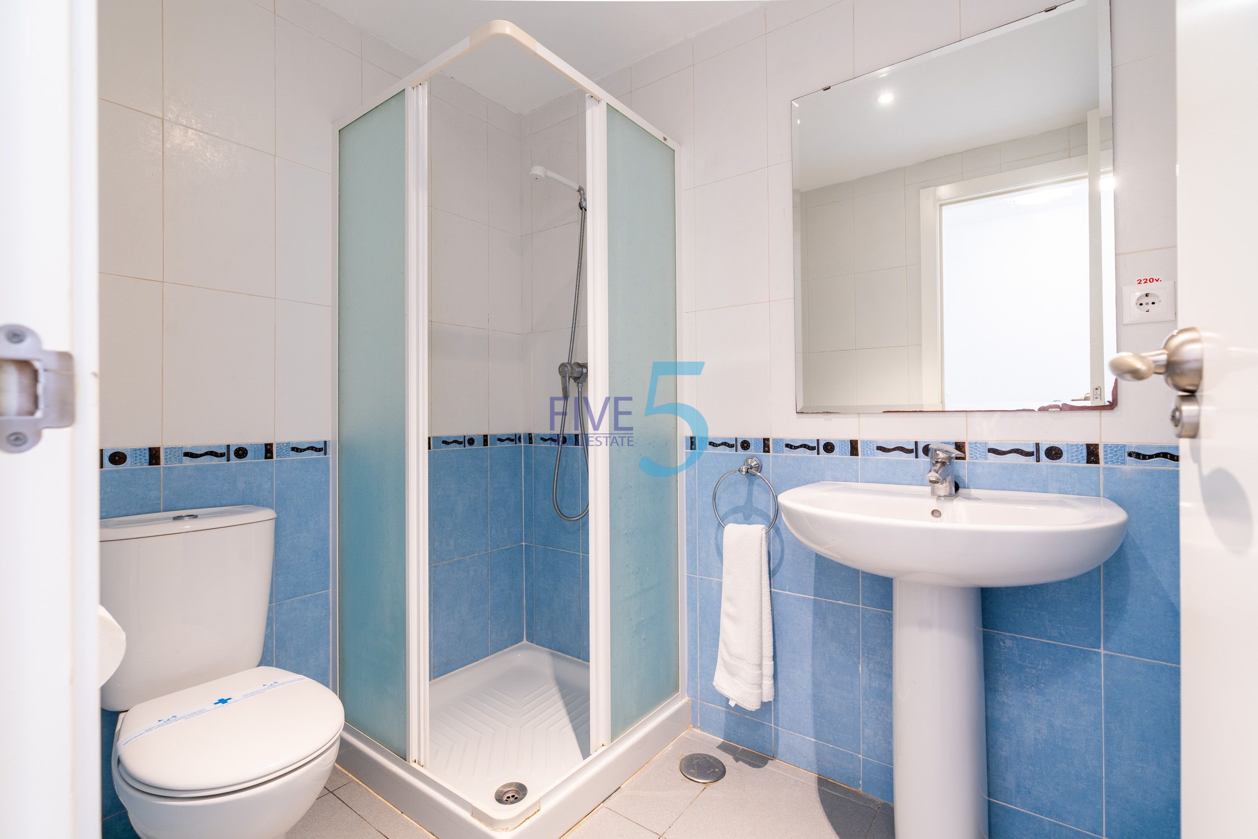 https://cdn.proppy.app/propertyphotos/2990/9f153641-d200-4581-87d6-15a0dd5c41c5/748608/3e8b6500-4aab-491a-a176-023c22c0f569.jpg