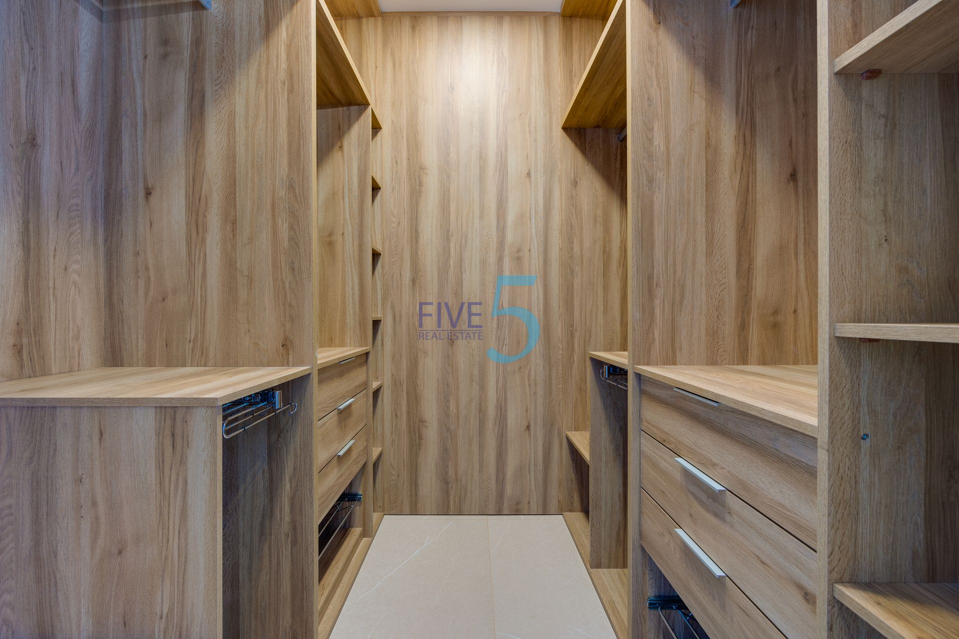 https://cdn.proppy.app/propertyphotos/2990/9f153641-d200-4581-87d6-15a0dd5c41c5/748216/17d96ce0-665a-477a-a583-bde5cf7ca6a2.jpg